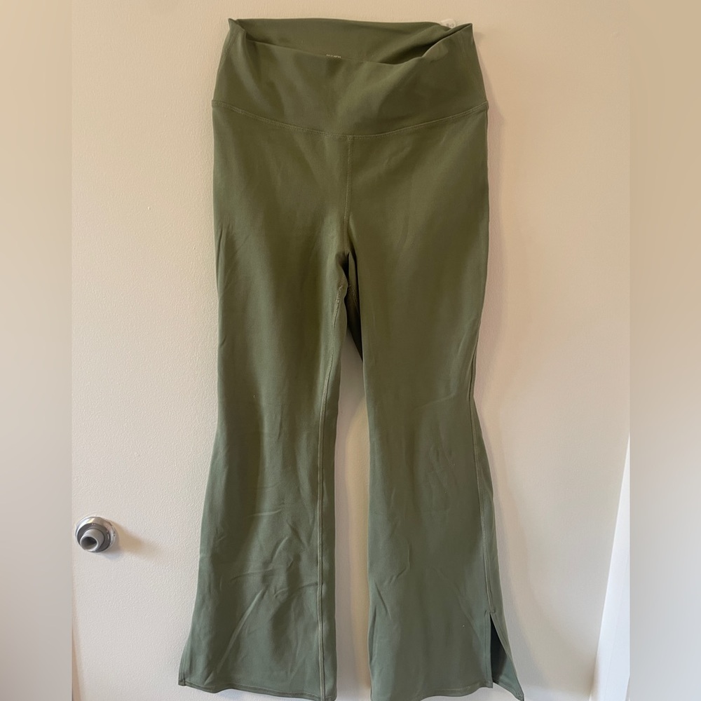 Gilly Hicks flare leggings